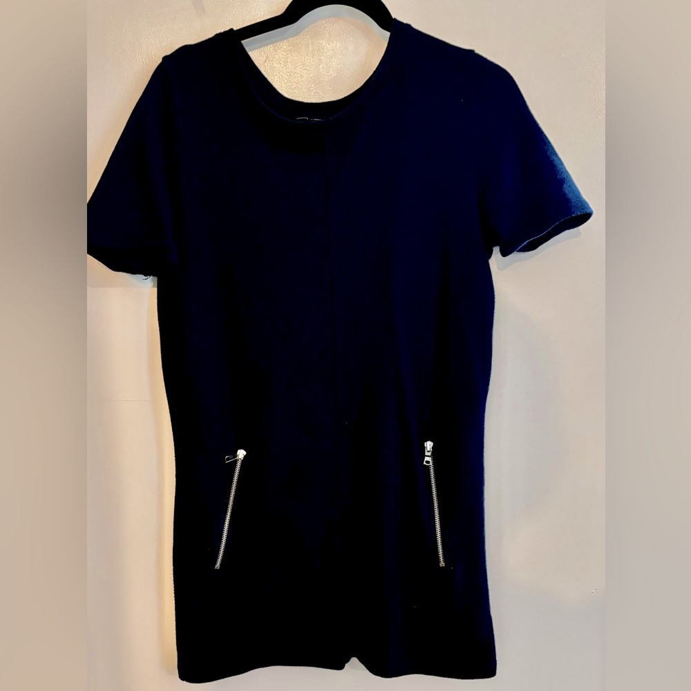 Gap navy blue tshirt dress with zipper pockets.